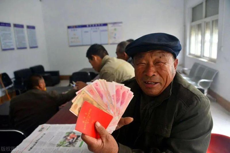 2025年农民养老金调整深度解读:基础标准提至163元背后的政策逻辑与长期趋势 股票财经